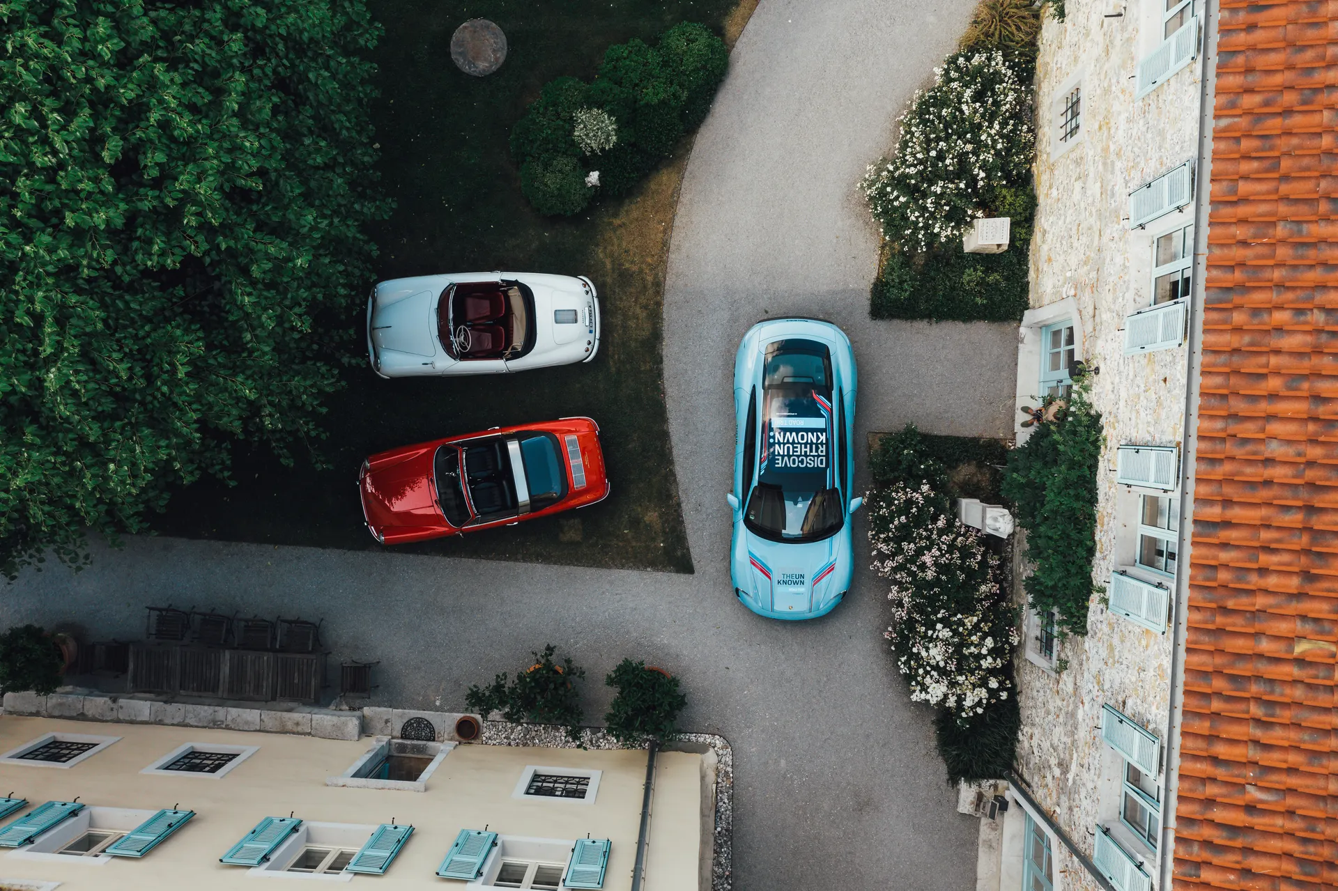 Porsche im Hof der Villa Fabiani